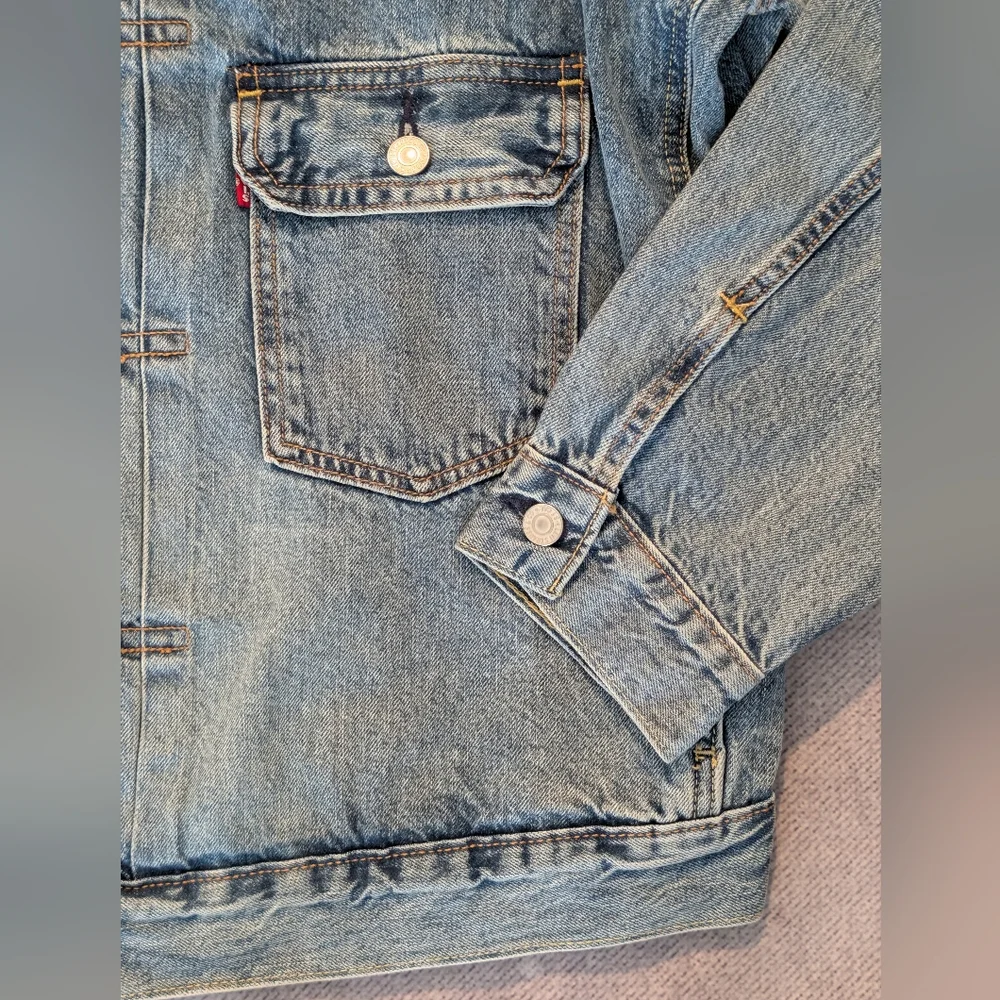 Levi's Washed Blue Denim Trucker Jacket - Picture 11 of 12